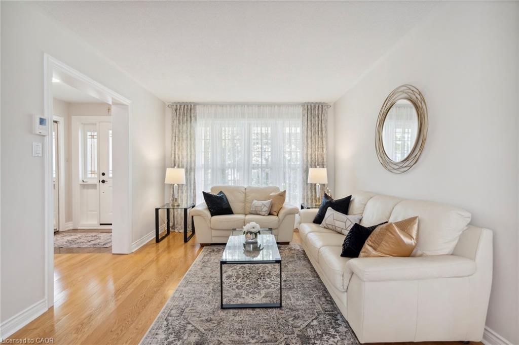 1902 Beechknoll Avenue, Mississauga, ON - Indoor Photo Showing Living Room