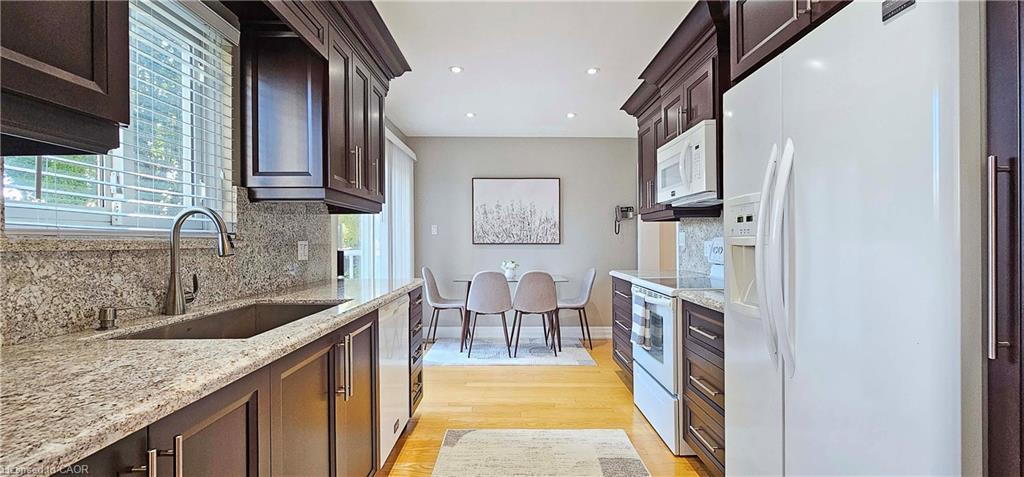 1902 Beechknoll Avenue, Mississauga, ON - Indoor Photo Showing Kitchen With Upgraded Kitchen