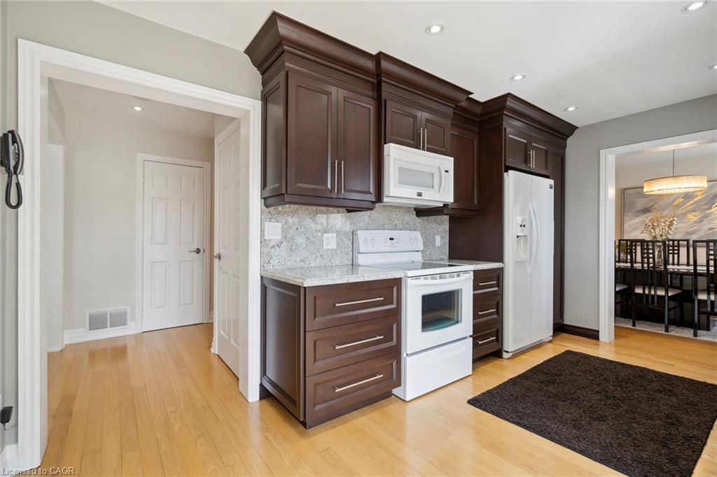 1902 Beechknoll Avenue, Mississauga, ON - Indoor Photo Showing Kitchen