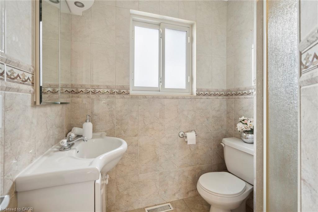 1902 Beechknoll Avenue, Mississauga, ON - Indoor Photo Showing Bathroom