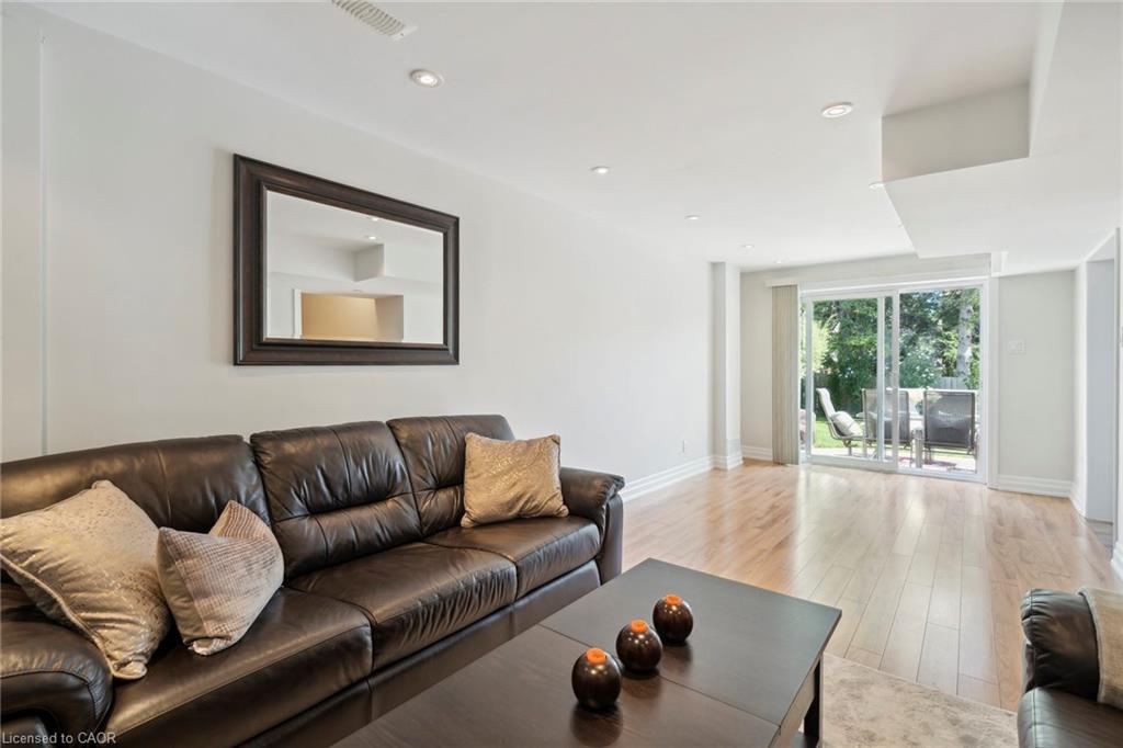 1902 Beechknoll Avenue, Mississauga, ON - Indoor Photo Showing Living Room