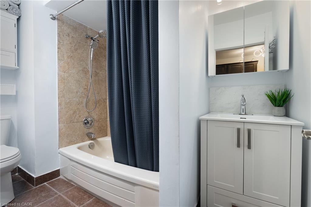 787 Knox Avenue, Hamilton, ON - Indoor Photo Showing Bathroom