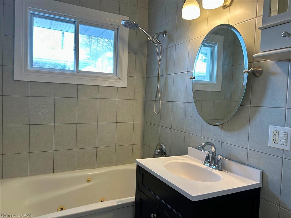 182 Metcalfe Street, Guelph, ON - Indoor Photo Showing Bathroom