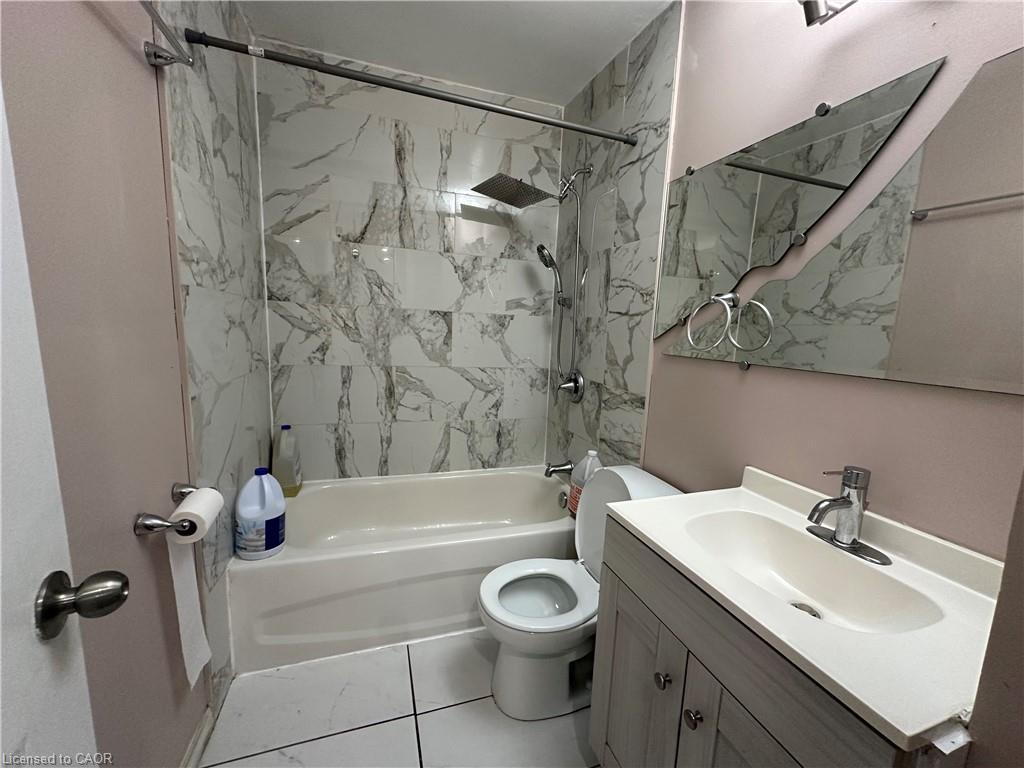 21 Stapleton Avenue, Hamilton, ON - Indoor Photo Showing Bathroom