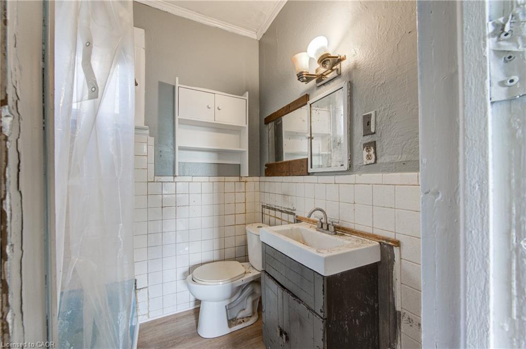 1 Rathgar Street, London, ON - Indoor Photo Showing Bathroom