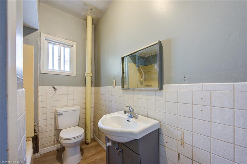 1 Rathgar Street, London, ON - Indoor Photo Showing Bathroom