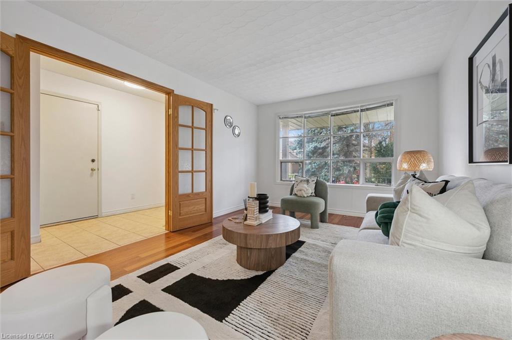131 Woodbend Crescent, Waterloo, ON - Indoor Photo Showing Living Room
