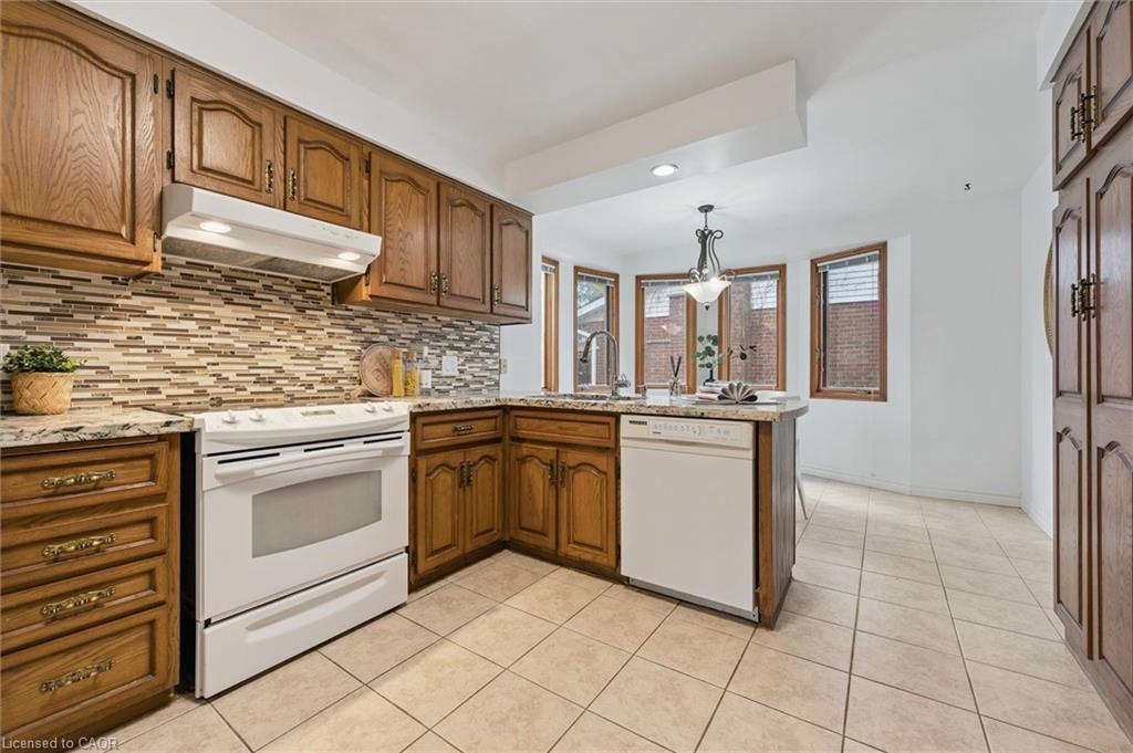 131 Woodbend Crescent, Waterloo, ON - Indoor Photo Showing Kitchen