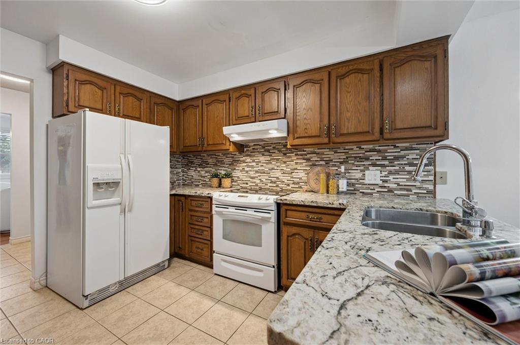 131 Woodbend Crescent, Waterloo, ON - Indoor Photo Showing Kitchen With Double Sink