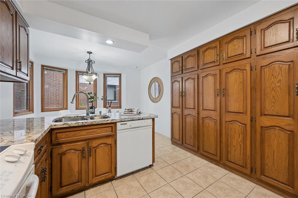131 Woodbend Crescent, Waterloo, ON - Indoor Photo Showing Kitchen With Double Sink