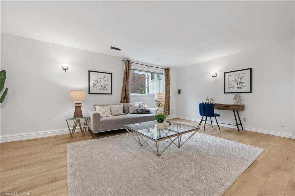 131 Woodbend Crescent, Waterloo, ON - Indoor Photo Showing Living Room