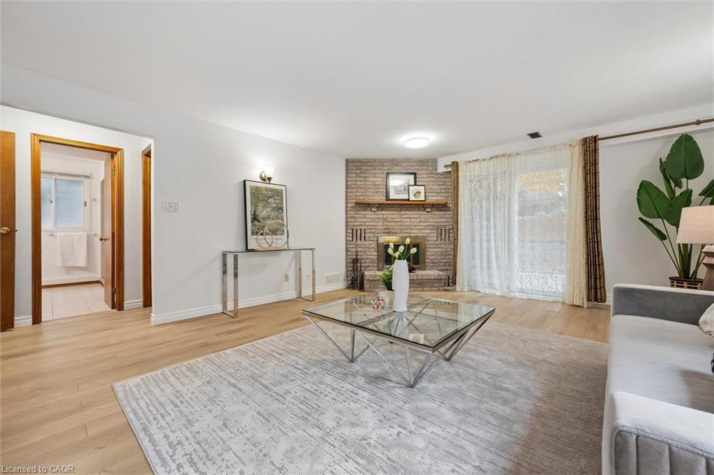 131 Woodbend Crescent, Waterloo, ON - Indoor Photo Showing Living Room With Fireplace