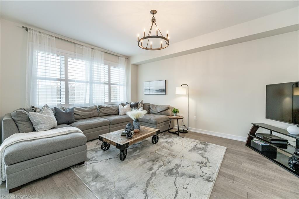 116 Whithorn Crescent, Caledonia, ON - Indoor Photo Showing Living Room