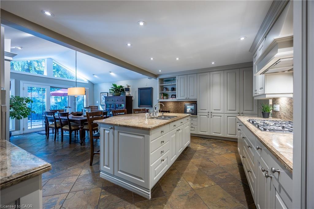 1338 Prince Albert Court, Mississauga, ON - Indoor Photo Showing Kitchen With Upgraded Kitchen