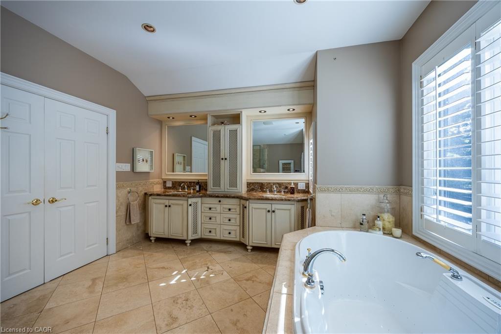 1338 Prince Albert Court, Mississauga, ON - Indoor Photo Showing Bathroom