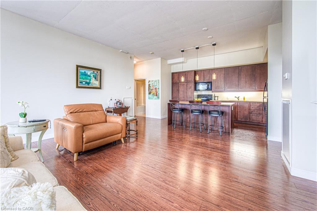 713-191 King Street S, Waterloo, ON - Indoor Photo Showing Living Room