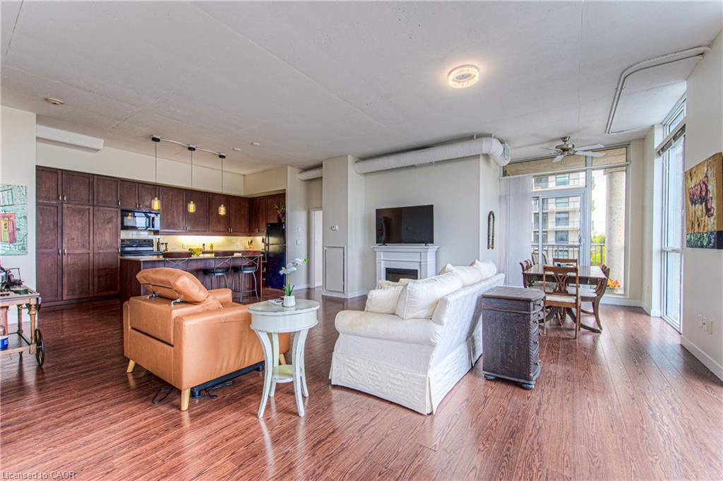 713-191 King Street S, Waterloo, ON - Indoor Photo Showing Living Room