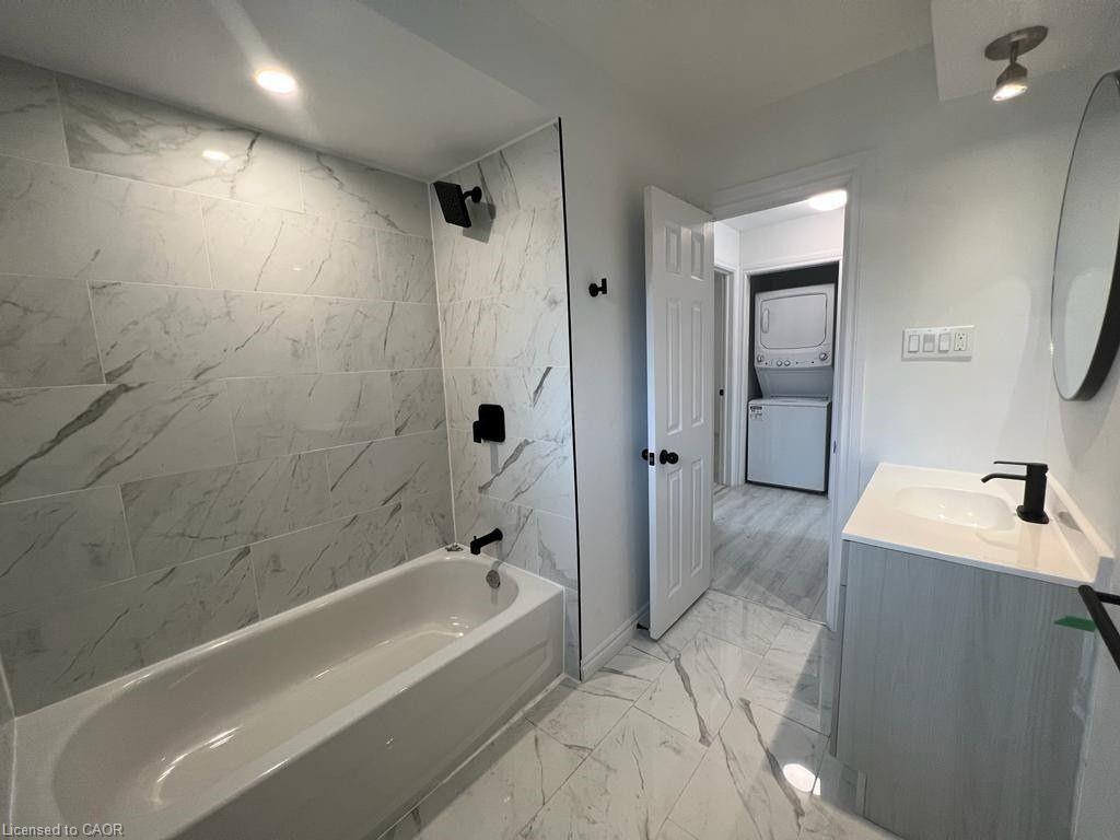 Upper-22 Macoomb Drive, Welland, ON - Indoor Photo Showing Bathroom