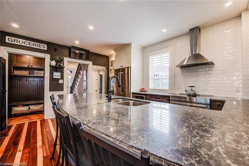 920 Orr Court, Kitchener, ON - Indoor Photo Showing Kitchen With Double Sink With Upgraded Kitchen