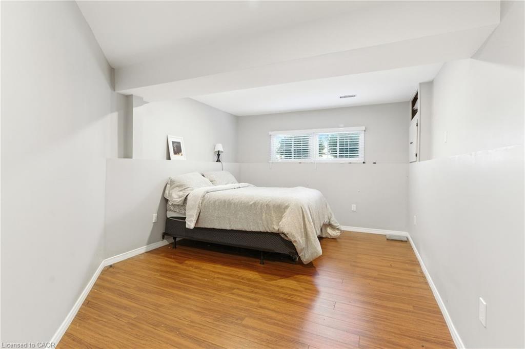 1027 Baron Drive, Fort Erie, ON - Indoor Photo Showing Bedroom