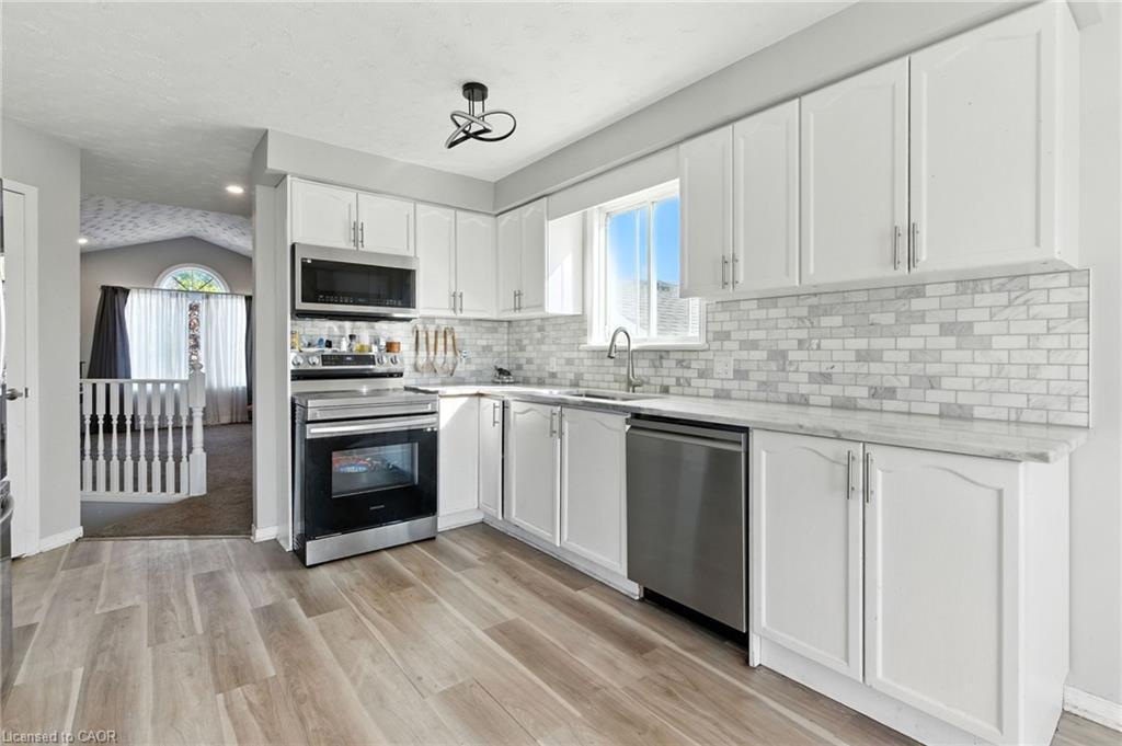 1027 Baron Drive, Fort Erie, ON - Indoor Photo Showing Kitchen With Upgraded Kitchen