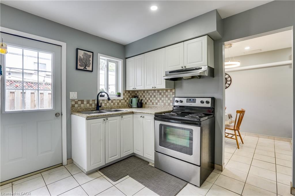 19-271 Thames Street, Ingersoll, ON - Indoor Photo Showing Kitchen With Double Sink