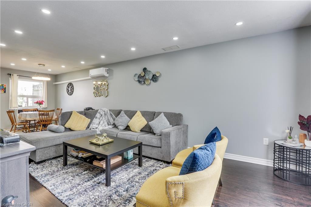 19-271 Thames Street, Ingersoll, ON - Indoor Photo Showing Living Room