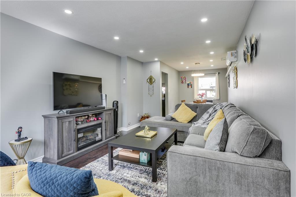 19-271 Thames Street, Ingersoll, ON - Indoor Photo Showing Living Room