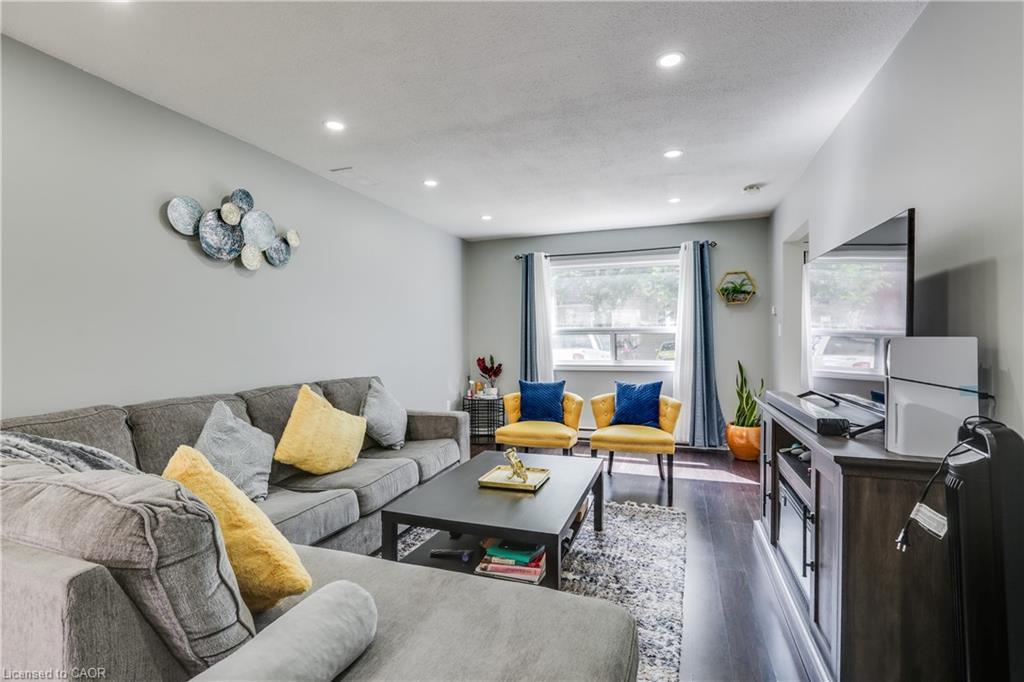 19-271 Thames Street, Ingersoll, ON - Indoor Photo Showing Living Room