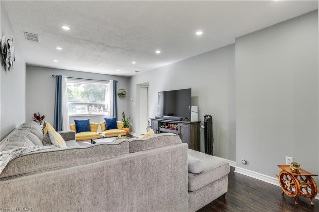 19-271 Thames Street, Ingersoll, ON - Indoor Photo Showing Living Room