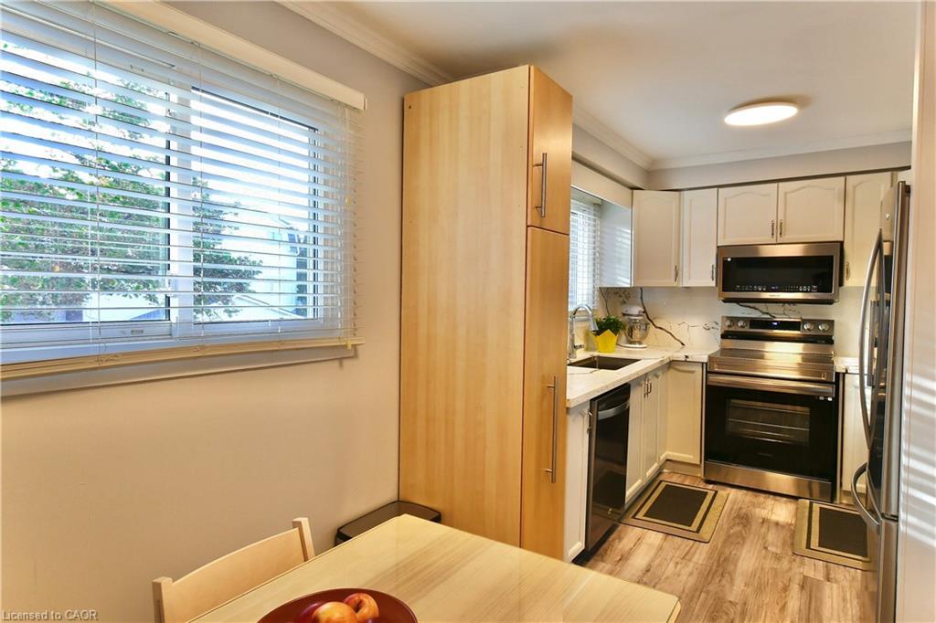 98-11 Harrisford Street, Hamilton, ON - Indoor Photo Showing Kitchen