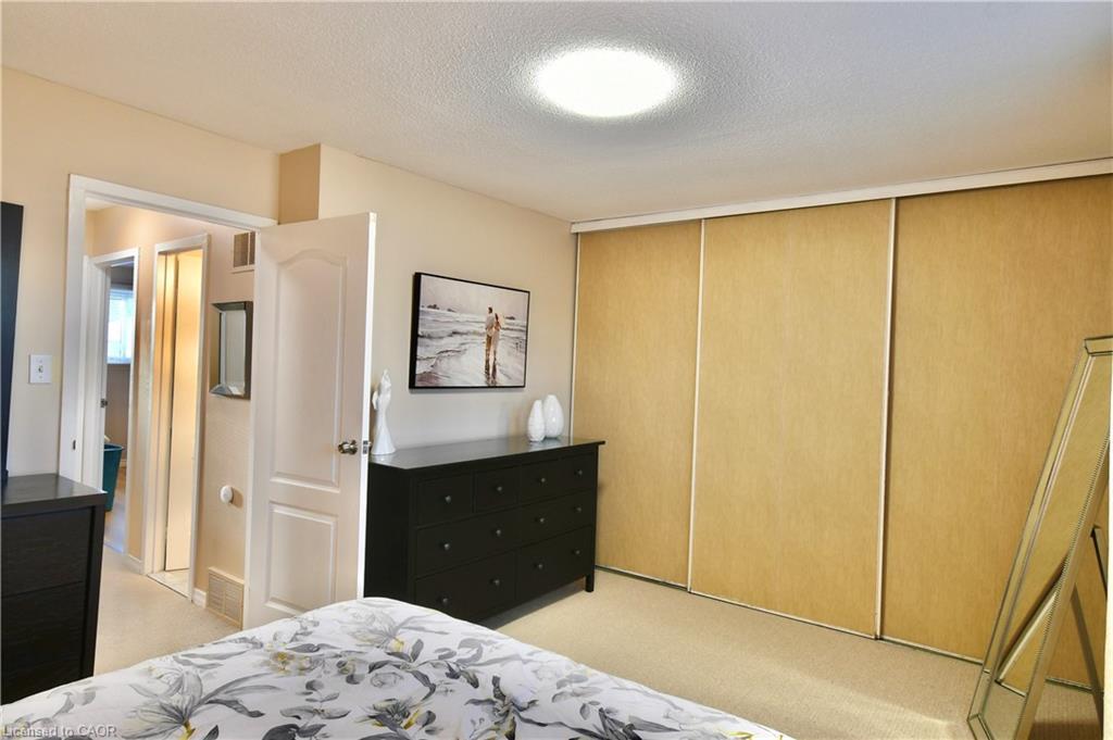 98-11 Harrisford Street, Hamilton, ON - Indoor Photo Showing Bedroom