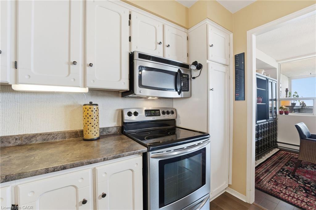 502-166 Mountain Park Avenue, Hamilton, ON - Indoor Photo Showing Kitchen