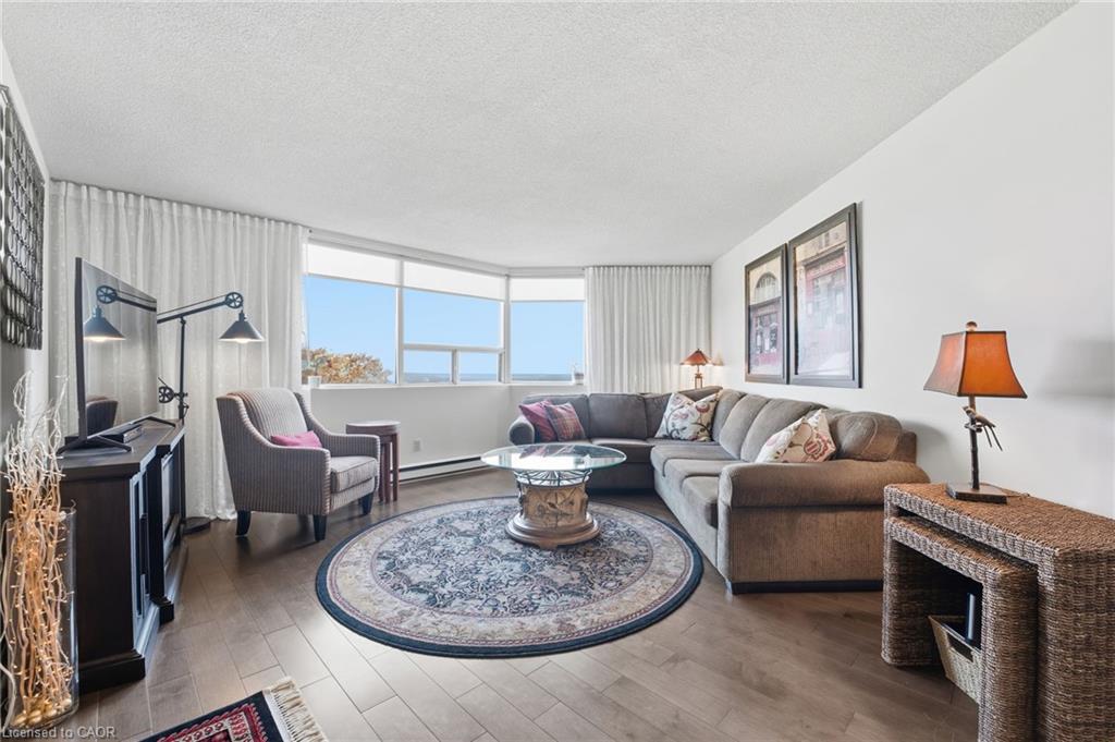 502-166 Mountain Park Avenue, Hamilton, ON - Indoor Photo Showing Living Room