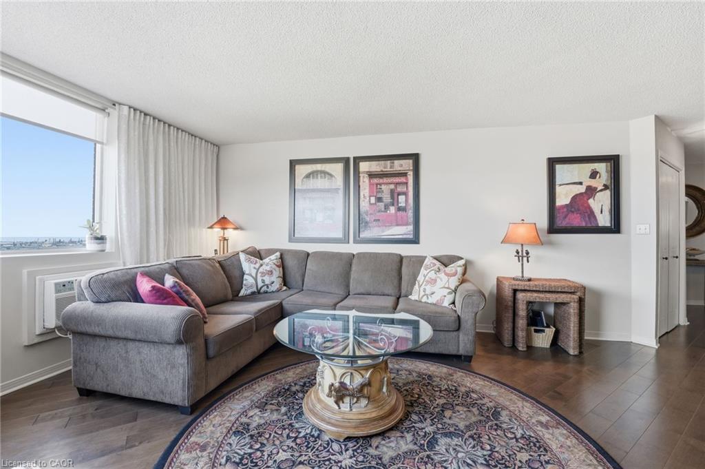 502-166 Mountain Park Avenue, Hamilton, ON - Indoor Photo Showing Living Room