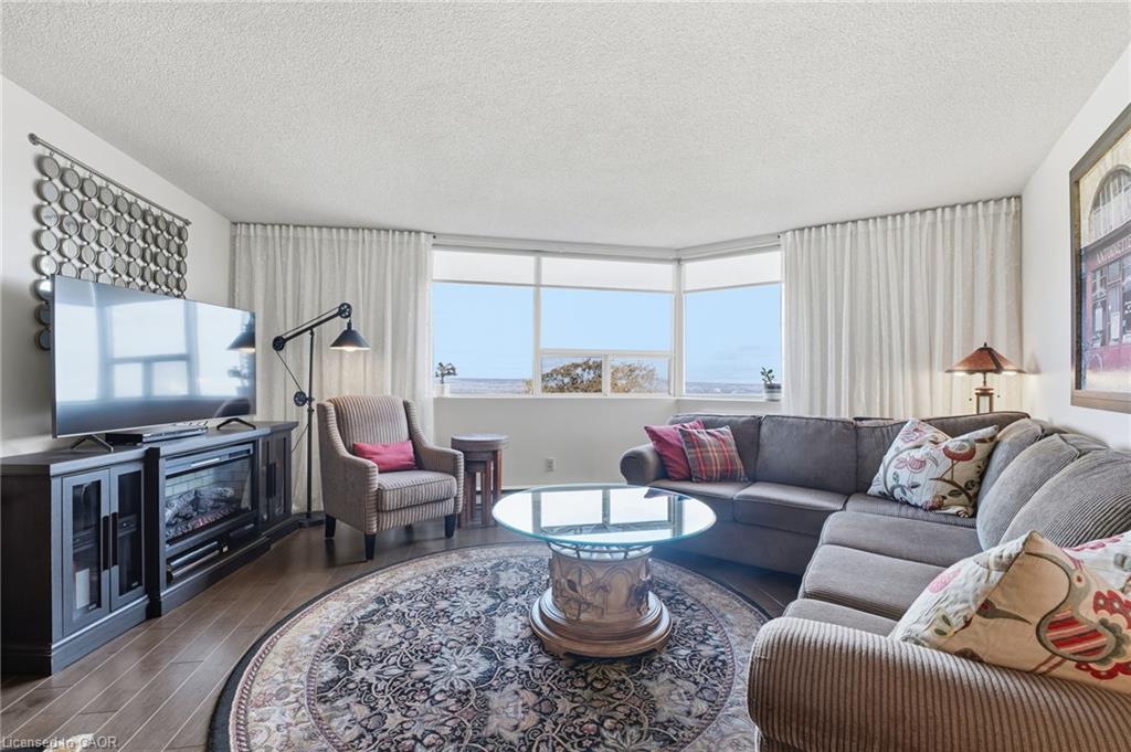 502-166 Mountain Park Avenue, Hamilton, ON - Indoor Photo Showing Living Room