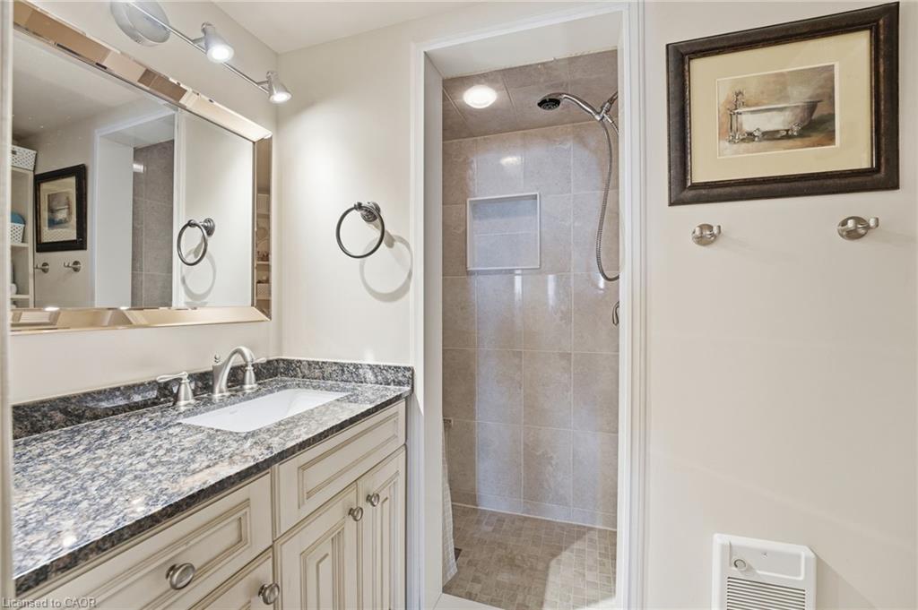 502-166 Mountain Park Avenue, Hamilton, ON - Indoor Photo Showing Bathroom