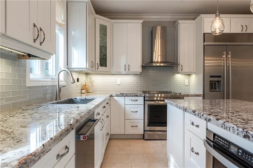 2124 Blackforest Crescent, Oakville, ON - Indoor Photo Showing Kitchen With Upgraded Kitchen