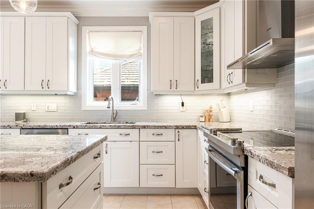 2124 Blackforest Crescent, Oakville, ON - Indoor Photo Showing Kitchen With Upgraded Kitchen