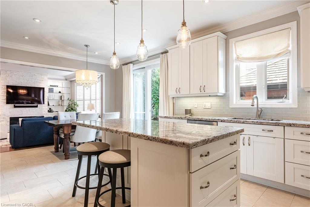2124 Blackforest Crescent, Oakville, ON - Indoor Photo Showing Kitchen With Upgraded Kitchen