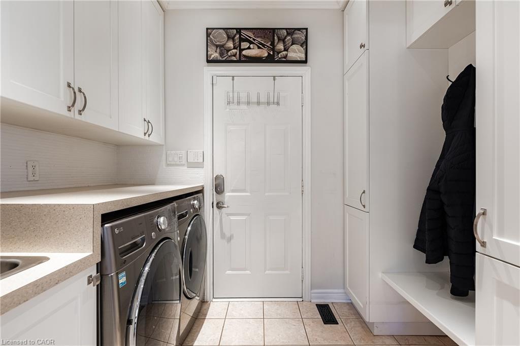 2124 Blackforest Crescent, Oakville, ON - Indoor Photo Showing Laundry Room