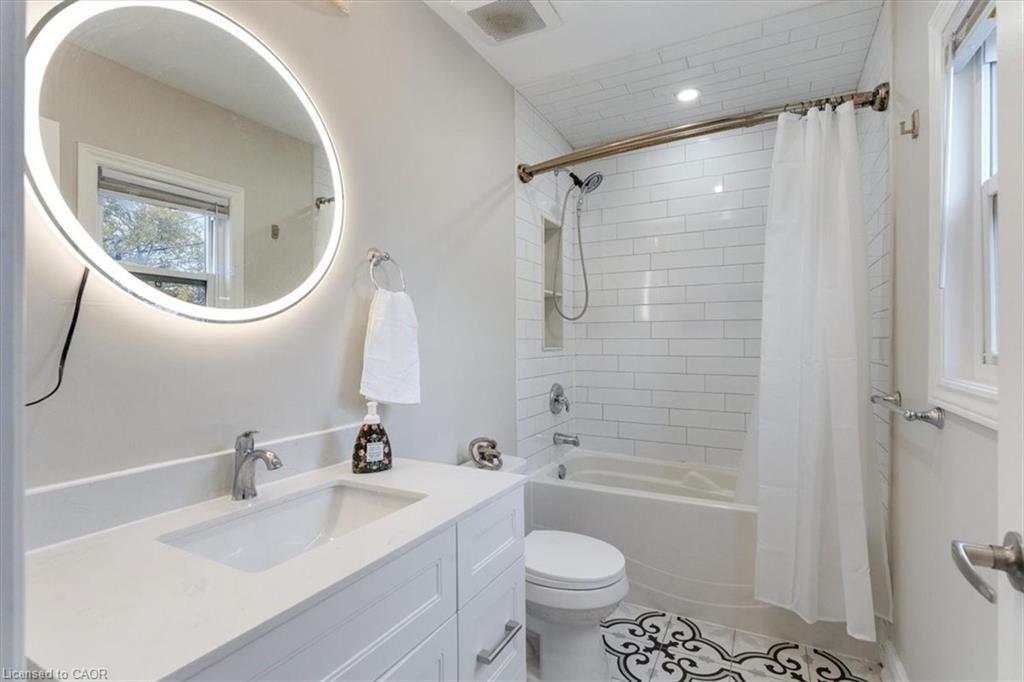 171 Britannia Avenue, Hamilton, ON - Indoor Photo Showing Bathroom
