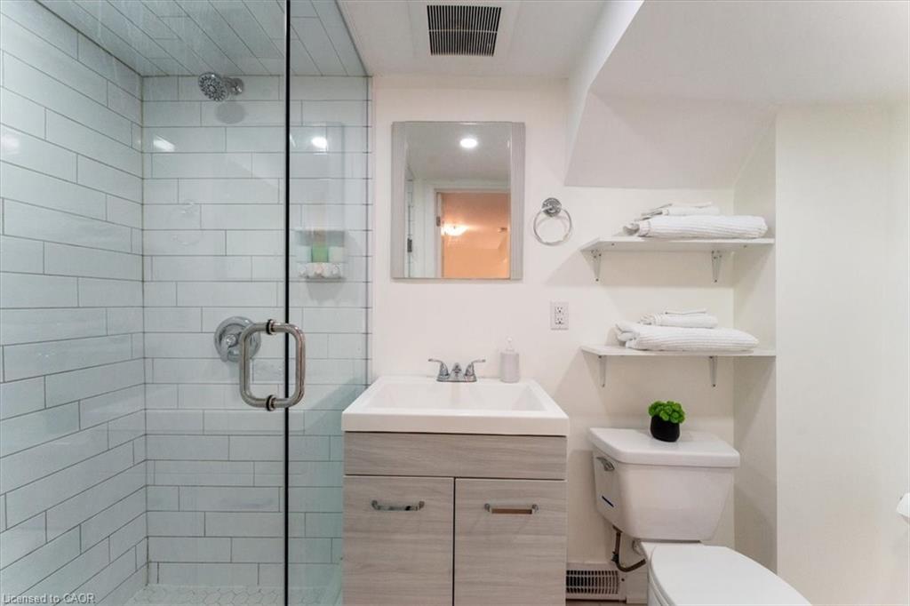 171 Britannia Avenue, Hamilton, ON - Indoor Photo Showing Bathroom