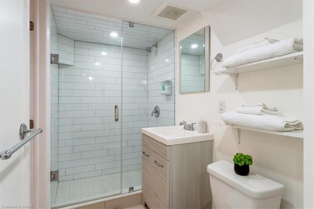 171 Britannia Avenue, Hamilton, ON - Indoor Photo Showing Bathroom