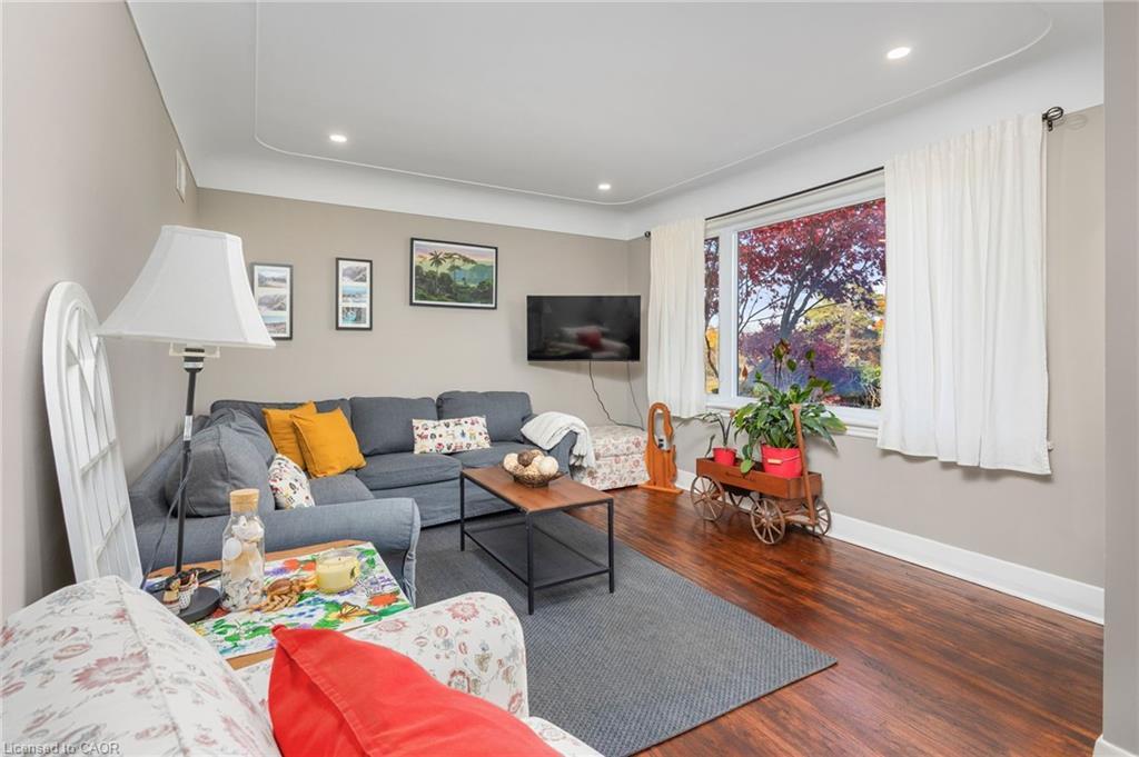 1140 2Nd Concession Concession W, Flamborough, ON - Indoor Photo Showing Living Room