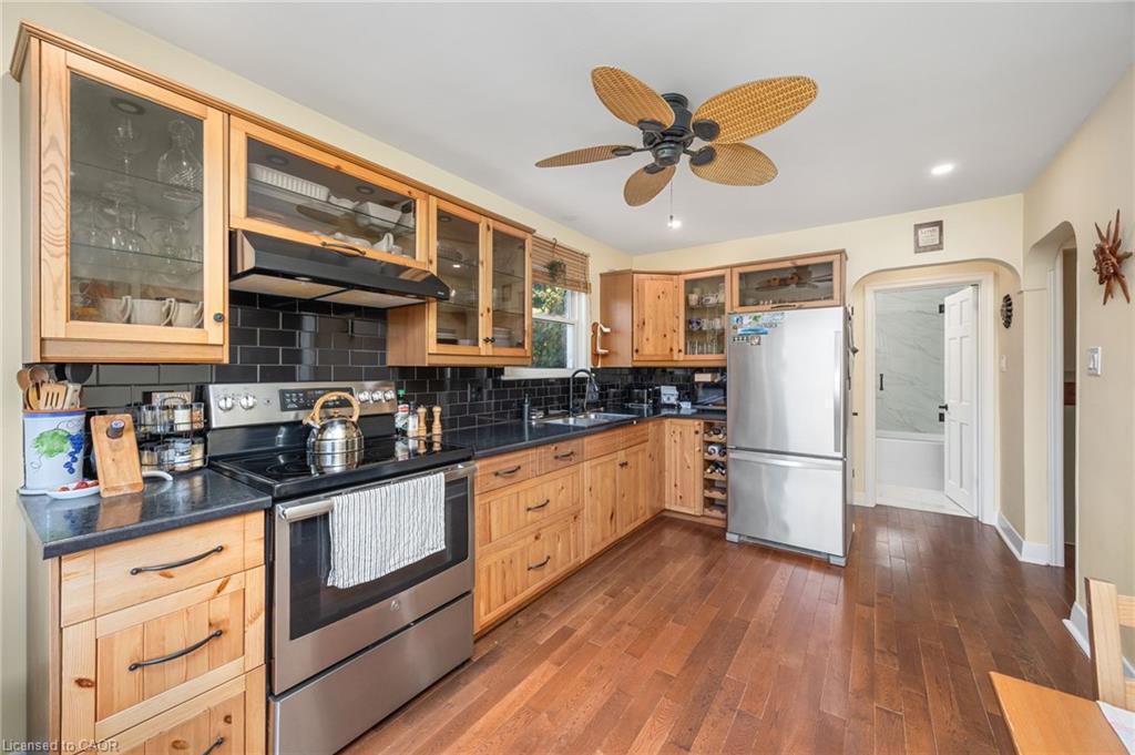 1140 2Nd Concession Concession W, Flamborough, ON - Indoor Photo Showing Kitchen