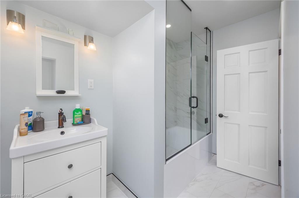 1140 2Nd Concession Concession W, Flamborough, ON - Indoor Photo Showing Bathroom