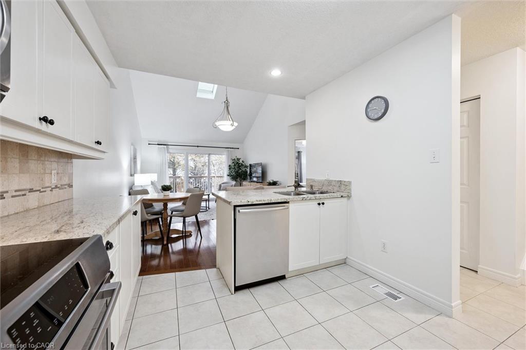 92 Schroder Crescent, Guelph, ON - Indoor Photo Showing Kitchen
