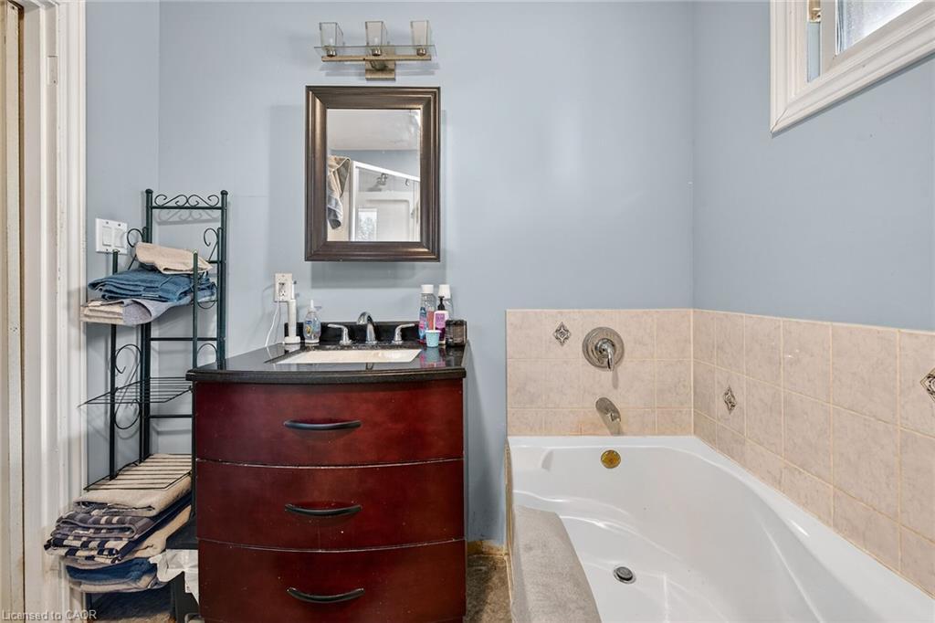 1413 Edgewood Road, Hamilton, ON - Indoor Photo Showing Bathroom