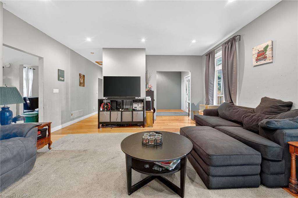 1413 Edgewood Road, Hamilton, ON - Indoor Photo Showing Living Room